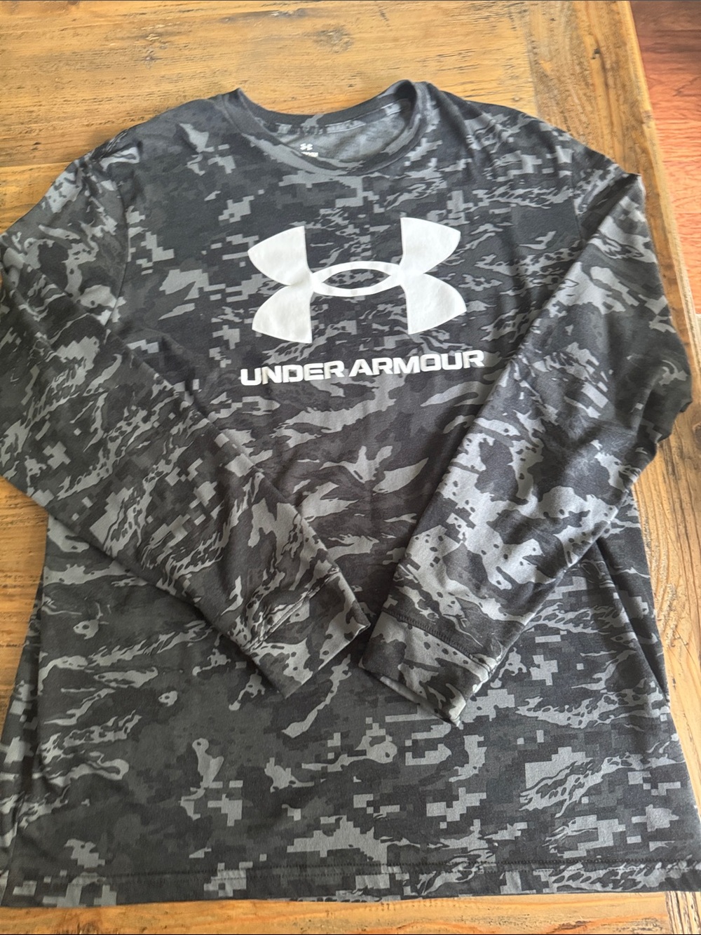 NWOT! Under Armour Men’s Black & Gray Camo Long Sleeve Logo Tee. Never worn!